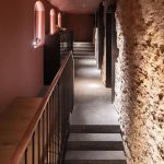 Ristorante-a-Kiev-con-pavimentazione-in-pietra-sinterizzata-Colosseo-Grigioni-120x120x2-cm