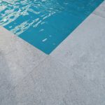 Albion-hotel-Miami-pavimentazione-piscina-pietra-sinterizzata-L'Altra-Pietra-Castello-Grey