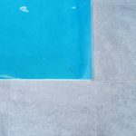 Albion-hotel-Miami-pavimentazione-piscina-pietra-sinterizzata-L'Altra-Pietra-Castello-Grey