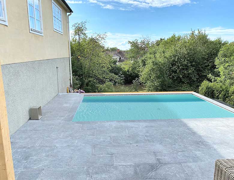 Residenza-privata-con-piscina-pavimento-in-pietra-sinterizzata-Colosseo-Grigioni