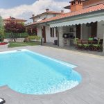 Villa-con-pavimentazione-esterna-della-piscina-in-pietra-sinterizzata-L'Altra-Pietra-Harena-Calanca-Light-2-cm-spessore