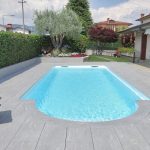 Villa-con-pavimentazione-esterna-della-piscina-in-pietra-sinterizzata-L'Altra-Pietra-Harena-Calanca-Light-2-cm-spessore
