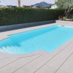 Villa-con-pavimentazione-esterna-della-piscina-in-pietra-sinterizzata-L'Altra-Pietra-Harena-Calanca-Light-2-cm-spessore