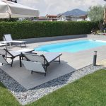 Villa-con-pavimentazione-esterna-della-piscina-in-pietra-sinterizzata-L'Altra-Pietra-Harena-Calanca-Light-2-cm-spessore