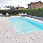 Villa-con-pavimentazione-esterna-della-piscina-in-pietra-sinterizzata-L'Altra-Pietra-Harena-Calanca-Light-2-cm-spessore