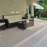 Villa-con-patio-in-pietra-sinterizzata-L'Altra-Pietra-Colosseo-Pietra-di-Gerusalemme