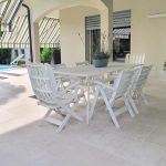 Villa-con-patio-in-pietra-sinterizzata-L'Altra-Pietra-Colosseo-Pietra-di-Gerusalemme