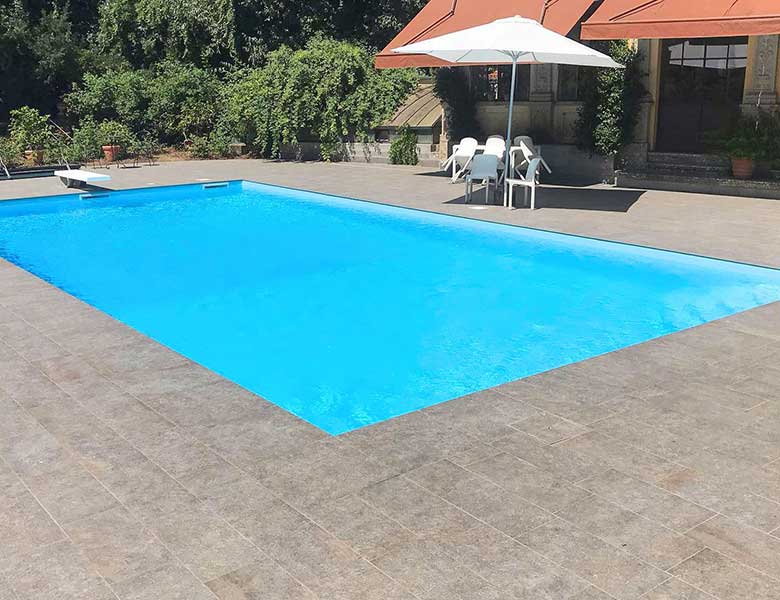 Pavimento in pietra sinterizzata villa con piscina Bergamo