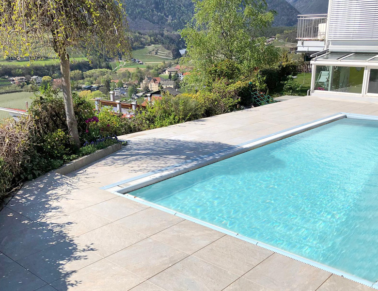 Lastre in pietra sinterizzata L'ALTRA PIETRA Colosseo Barge in 2 cm di spessore villa con piscina Bolzano