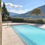 Lastre in pietra sinterizzata L'ALTRA PIETRA Colosseo Barge in 2 cm di spessore villa con piscina Bolzano