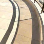 Lastre in pietra sinterizzata L'ALTRA PIETRA Duomo Mint in 2 cm di spessore abitazione con terrazza Cannes