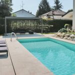 Milano-villa-piscina-pietra-sinterizzata-L'Altra-Pietra-Torre-Botticino