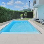 Lastre in pietra sinterizzata L'ALTRA PIETRA Duomo Perla 60x90x2 cm villa con piscina