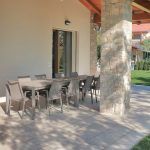 Villa-Verona-pavimentazione-in-pietra-sinterizzata-L'Altra-Pietra-Harena-Sand-Stone-Beige-Hardscape-Porcelain-Etna-Light-Grey