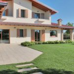 Villa-Verona-pavimentazione-in-pietra-sinterizzata-L'Altra-Pietra-Harena-Sand-Stone-Beige-Hardscape-Porcelain-Etna-Light-Grey