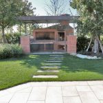 Villa-Verona-pavimentazione-in-pietra-sinterizzata-L'Altra-Pietra-Harena-Sand-Stone-Beige-Hardscape-Porcelain-Etna-Light-Grey