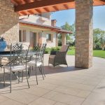 Villa-Verona-pavimentazione-in-pietra-sinterizzata-L'Altra-Pietra-Harena-Sand-Stone-Beige-Hardscape-Porcelain-Etna-Light-Grey