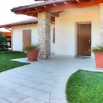 Villa-Verona-pavimentazione-in-pietra-sinterizzata-L'Altra-Pietra-Harena-Sand-Stone-Beige-Hardscape-Porcelain-Etna-Light-Grey