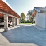 Villa-Verona-pavimentazione-in-pietra-sinterizzata-L'Altra-Pietra-Harena-Sand-Stone-Beige-Hardscape-Porcelain-Etna-Light-Grey