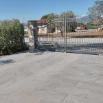 Villa-Verona-pavimentazione-in-pietra-sinterizzata-L'Altra-Pietra-Harena-Sand-Stone-Beige-Hardscape-Porcelain-Etna-Light-Grey