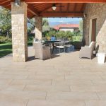 Villa-Verona-pavimentazione-in-pietra-sinterizzata-L'Altra-Pietra-Harena-Sand-Stone-Beige-Hardscape-Porcelain-Etna-Light-Grey