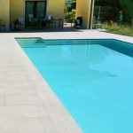 Lastre in pietra sinterizzata L'ALTRA PIETRA Harena Sand Stone Beige 40x120x2 cm villa con piscina