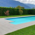 Lastre in pietra sinterizzata L'ALTRA PIETRA Harena Sand Stone Beige 40x120x2 cm villa con piscina