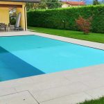 Lastre in pietra sinterizzata L'ALTRA PIETRA Harena Sand Stone Beige 40x120x2 cm villa con piscina