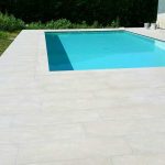 Lastre in pietra sinterizzata L'ALTRA PIETRA Harena Sand Stone Beige 40x120x2 cm villa con piscina