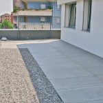 Casa-a-Bergamo-con-terrazza-privata-in-pietra-sinterizzata-L'Altra-Pietra-Harena-Calanca-Light