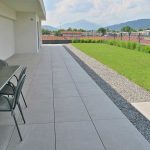 Casa-a-Bergamo-con-terrazza-privata-in-pietra-sinterizzata-L'Altra-Pietra-Harena-Calanca-Light