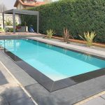Villa-con-piscina-in-pietra-sinterizzata-L'Altra-Pietra-Museo-Ardesia-Nera-e-Outdoor-Wood-2-cm-Selva-Borneo