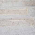 villetta-piscina-bergamo-pavimentazione-in-pietra-sinterizzata-L'Altra-Pietra-Colosseo-Pietra-di-Gerusalemme