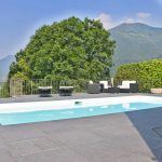 villetta-piscina-bergamo-pavimentazione-in-pietra-sinterizzata-L'Altra-Pietra-Colosseo-Basalt-Grau