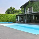 villetta-piscina-bergamo-pavimentazione-in-pietra-sinterizzata-L'Altra-Pietra-Colosseo-Basalt-Grau