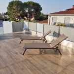 Pavimenti in pietra sinterizzata L'ALTRA PIETRA Colosseo Toscano 60x60x2 cm e OUTDOOR WOOD 2 CM Harena Holz Marrone 40x120x2 cm