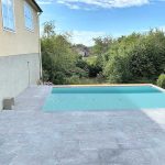 Residenza-privata-con-piscina-pavimento-in-pietra-sinterizzata-Colosseo-Grigioni