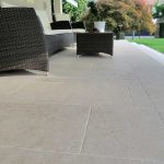 Villa-con-patio-in-pietra-sinterizzata-L'Altra-Pietra-Colosseo-Pietra-di-Gerusalemme