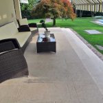 Villa-con-patio-in-pietra-sinterizzata-L'Altra-Pietra-Colosseo-Pietra-di-Gerusalemme