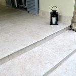 Villa-con-patio-in-pietra-sinterizzata-L'Altra-Pietra-Colosseo-Pietra-di-Gerusalemme