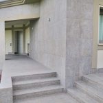 Villa-privata-pavimento-rivestimento-in-pietra-sinterizzata-L'Altra-Pietra-Colosseo-Porfido-Lavis-2-cm-spessore