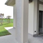 Villa-privata-pavimento-rivestimento-in-pietra-sinterizzata-L'Altra-Pietra-Colosseo-Porfido-Lavis-2-cm-spessore