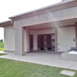 Villa-privata-pavimento-rivestimento-in-pietra-sinterizzata-L'Altra-Pietra-Colosseo-Porfido-Lavis-2-cm-spessore